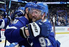 Colorado Avalanche vs Tampa Bay Lightning ve finále Stanley Cupu